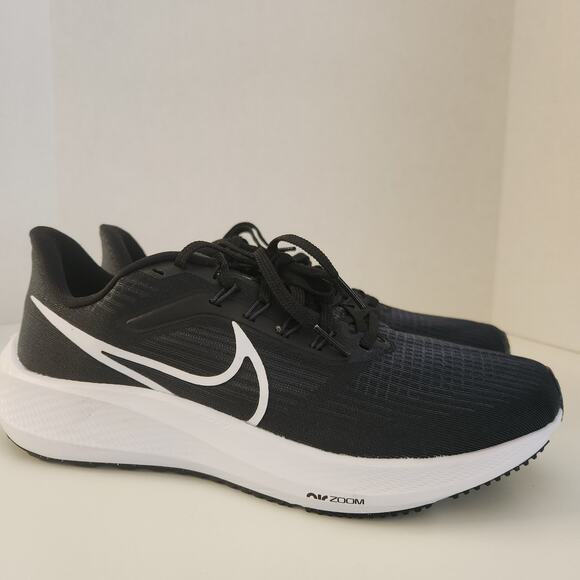 NIKE Men\'s Sneaker Track Shoe, Black White Dark Smoke Grey, 9.5 US